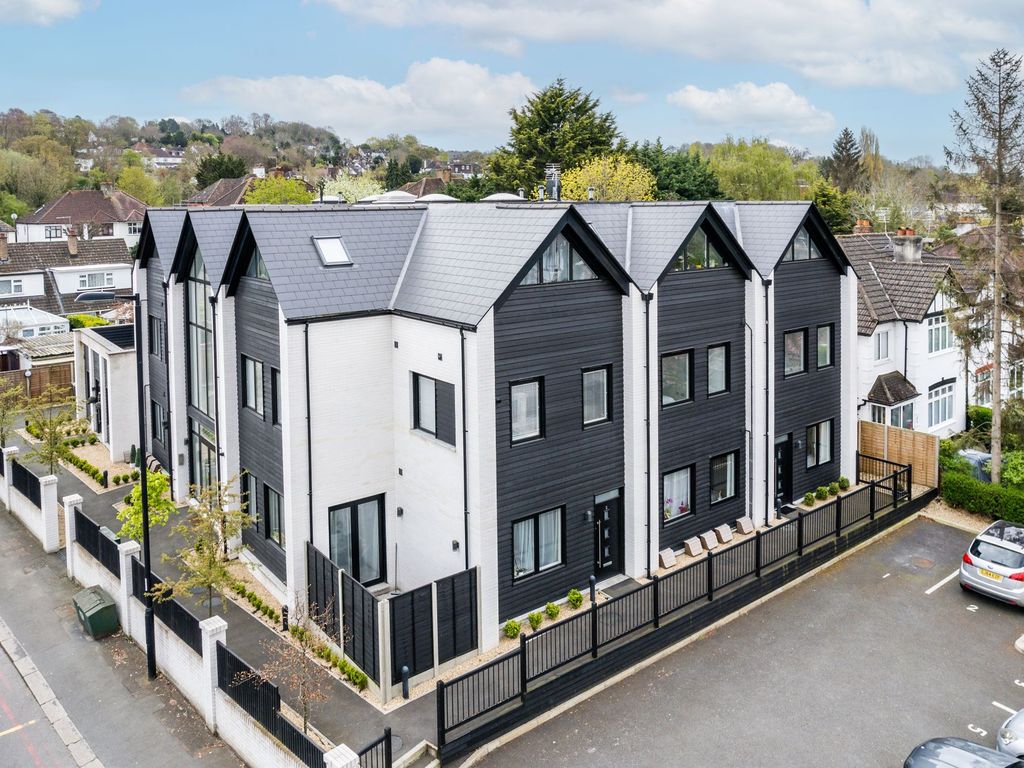 2 bed flat for sale in Brighton Road, Coulsdon CR5, £375,000 Zoopla