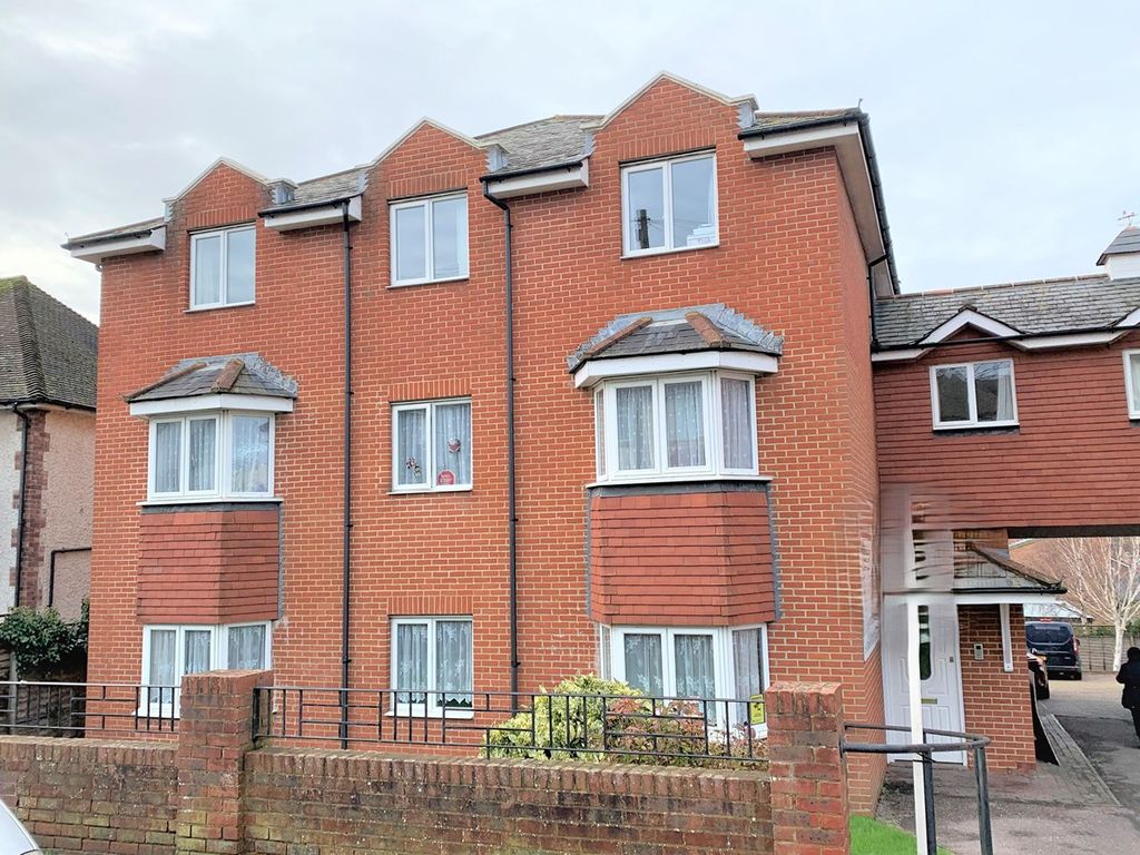 2 bed flat to rent in Amherst Road, BexhillOnSea TN40, £1,000 pcm