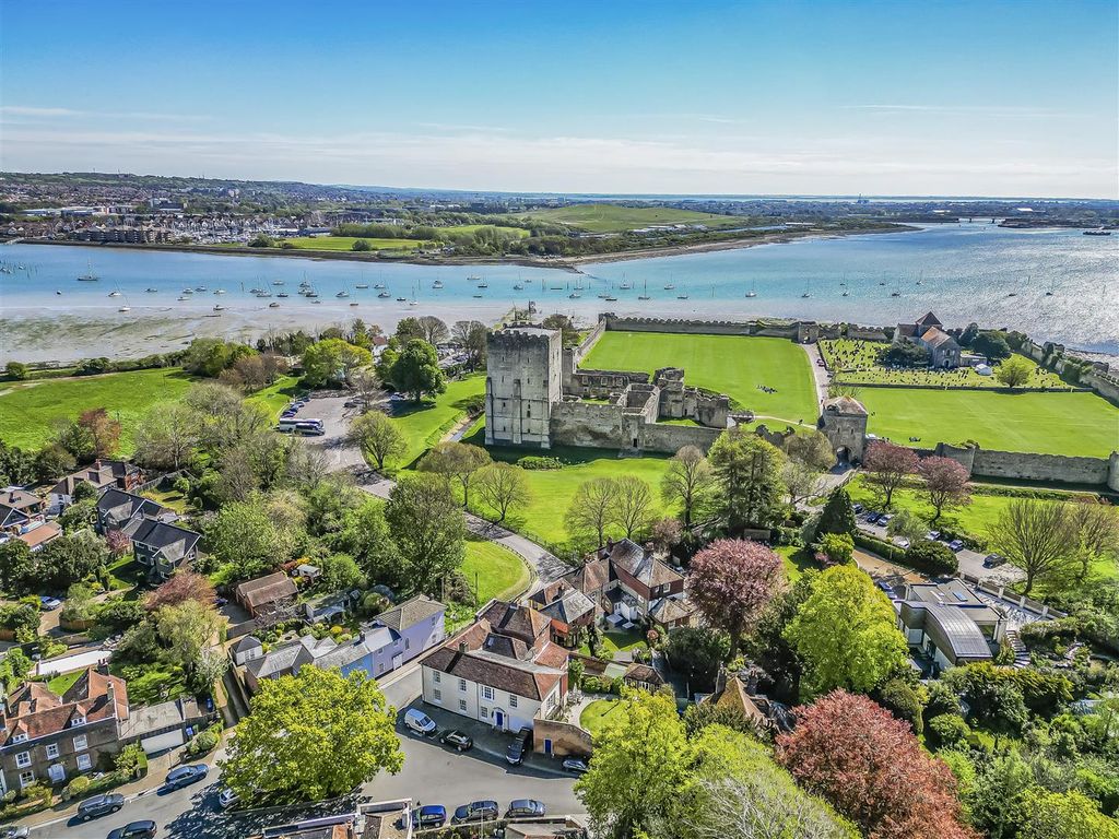5 bed property for sale in Castle Street, Portchester, Fareham PO16, £