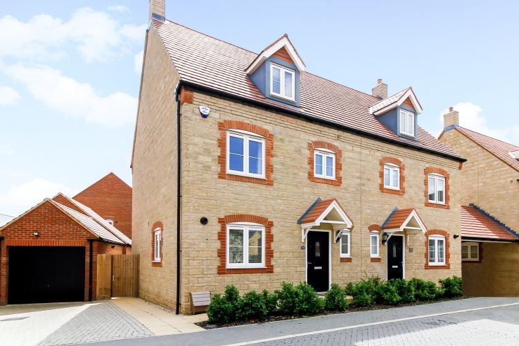 4 bed semidetached house to rent in Wetherby Road, Bicester OX26, £