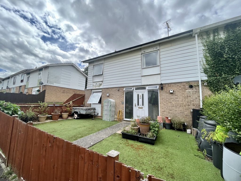 3 bed end terrace house for sale in Abbey Road, Basingstoke, Hampshire