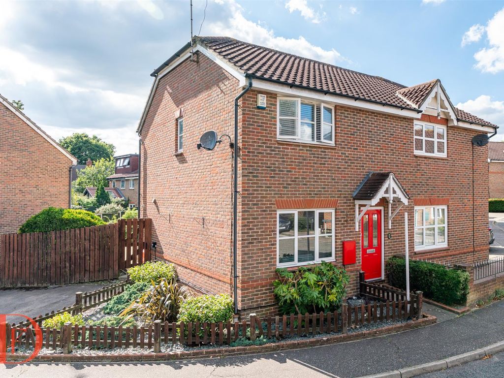 3 bed semidetached house for sale in School House Gardens, Loughton