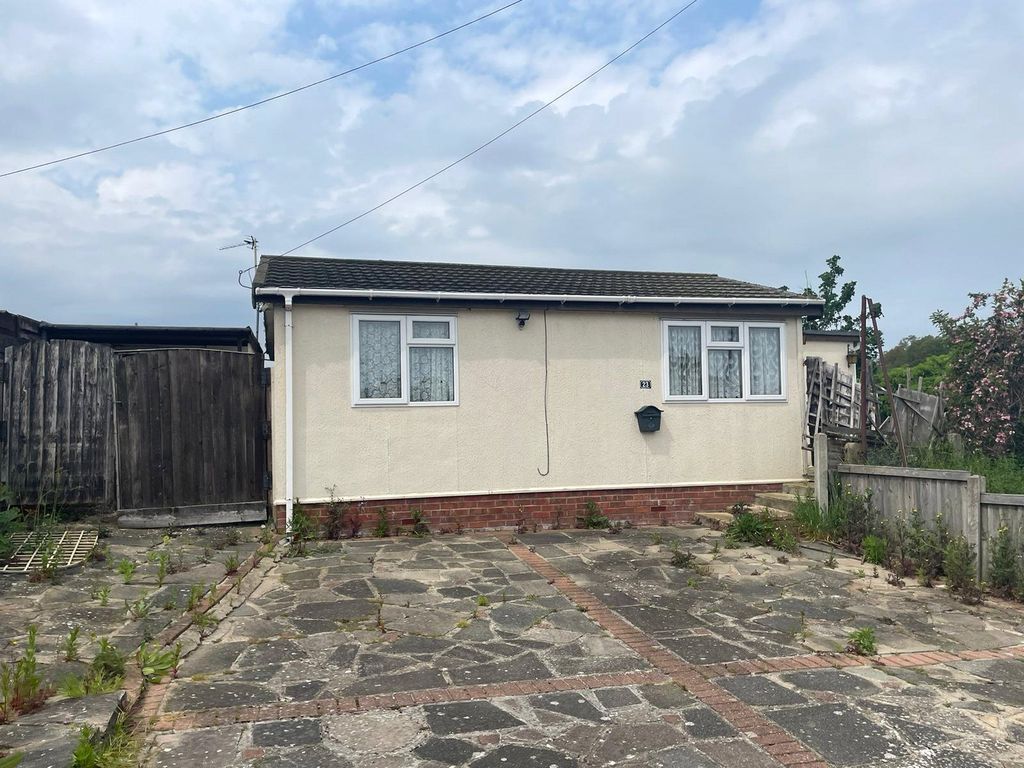 2 bed property for sale in Sunset Drive, HaveringAtteBower, Romford