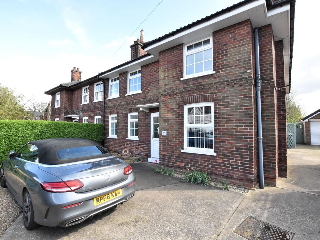 4 bed semidetached house for sale in Burringham Road, Scunthorpe DN17