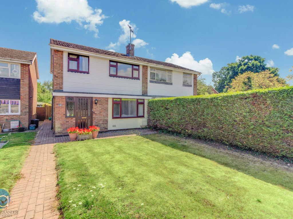 3 bed semidetached house for sale in Millwrights, Tiptree, Colchester