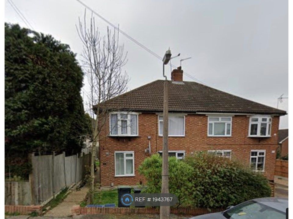 2 bed to rent in Barncroft Close, Loughton IG10, £1,600 pcm