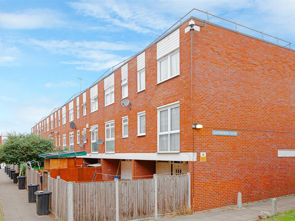 4 bed property for sale in Leatherhead Close, Holmleigh Road Estate