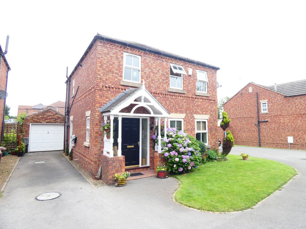 3 bed detached house for sale in Castlefields, Rothwell, Leeds LS26