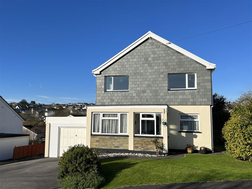 3 bed detached house for sale in Roslyn Close, St Austell, St. Austell