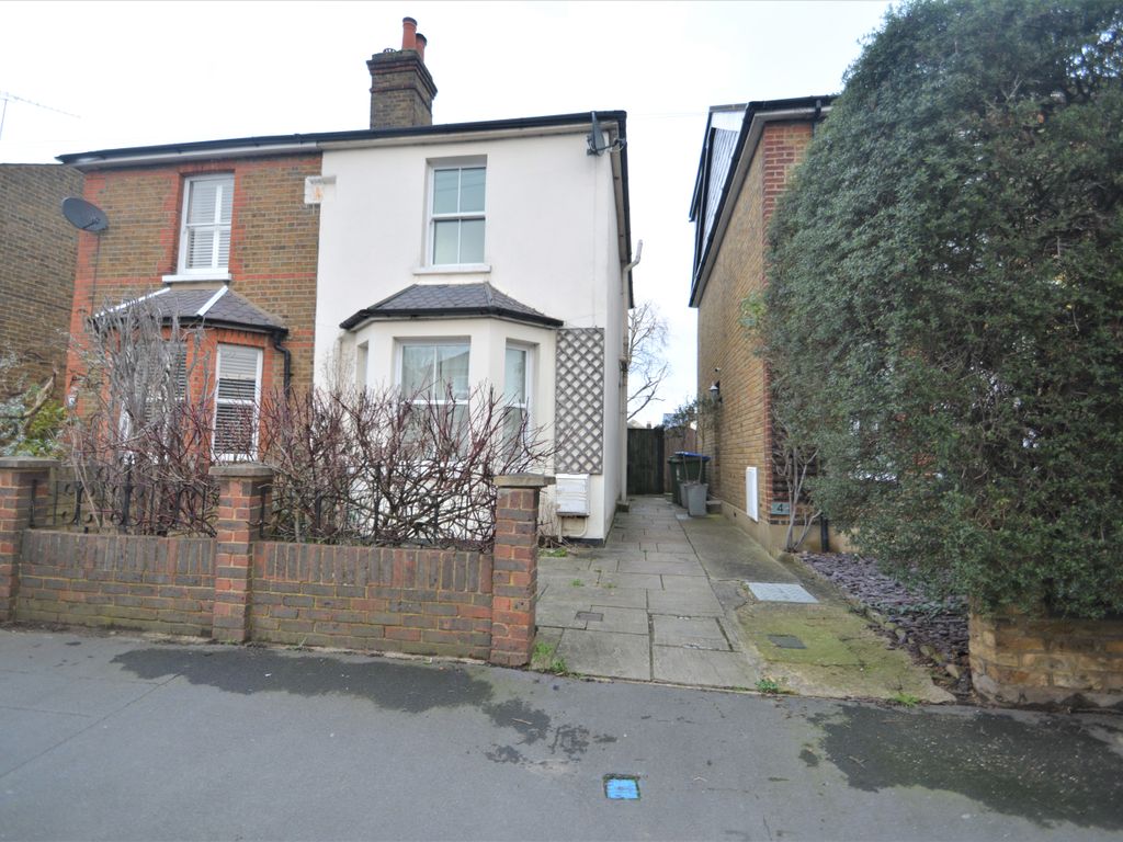 3 bed semidetached house to rent in Russell Road, WaltonOnThames