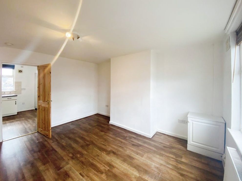 2 bed terraced house to rent in Melrose Avenue, Leigh WN7, £775 pcm