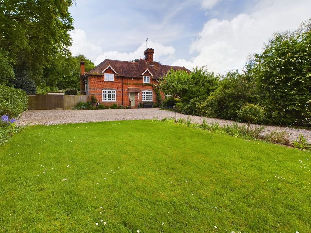 4 bed semidetached house for sale in Tidmarsh Road, Pangbourne RG8