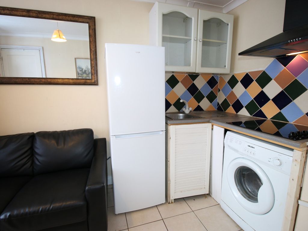 Studio to rent in Southville Road, Feltham, Middlesex TW14, £900 pcm