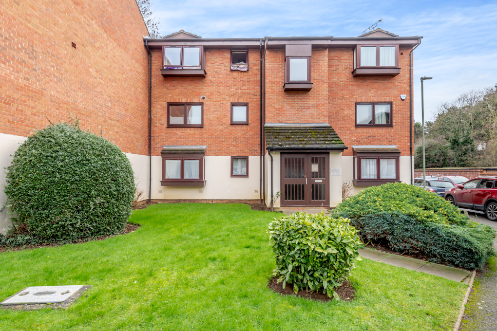2 bed flat for sale in Wheatley Close, London NW4, £325,000 Zoopla