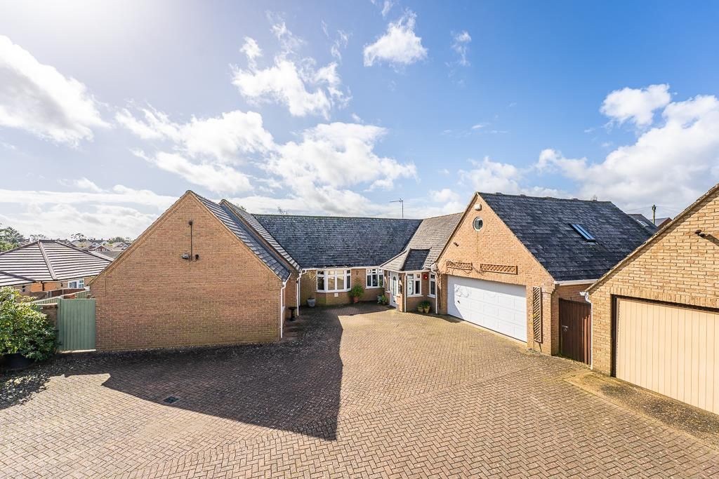 5 bed detached house for sale in Church View, Broughton, Kettering NN14