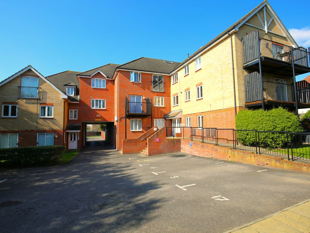 2 bed flat to rent in Midanbury Lane, Bitterne Park, Southampton