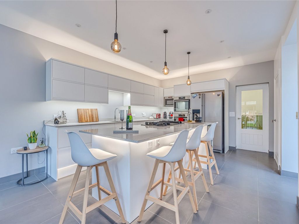 5 bed semidetached house for sale in Foster Hill Road, Bedford