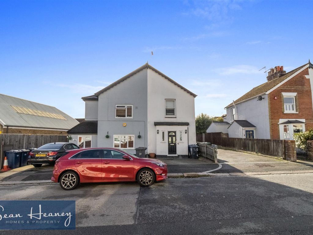 3 bed semidetached house for sale in Bulwer Road, New