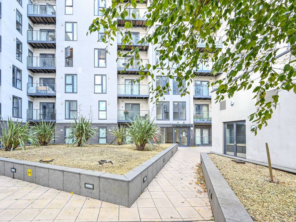 2 bed flat for sale in Guildford Road, Woking GU22, £350,000 Zoopla