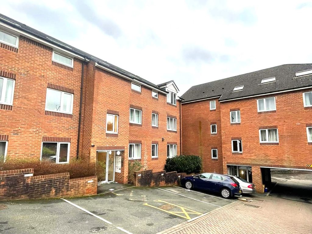 2 bed flat to rent in Hawksworth Road, Horsforth, Leeds LS18, £900 pcm