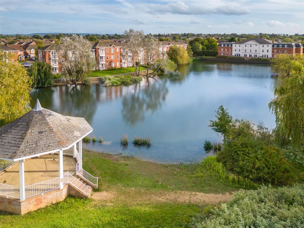 1 bed flat for sale in Guillemot Way, Watermead, Aylesbury HP19, £