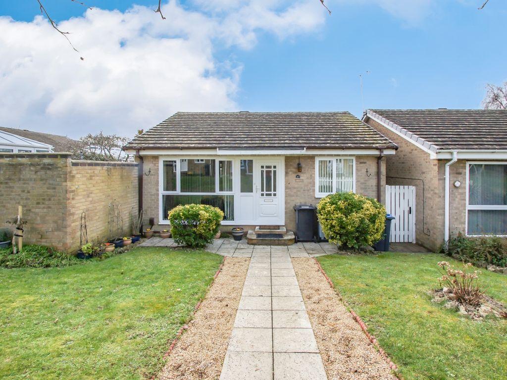 3 bed bungalow for sale in Lavender Place, Carterton, Oxfordshire OX18