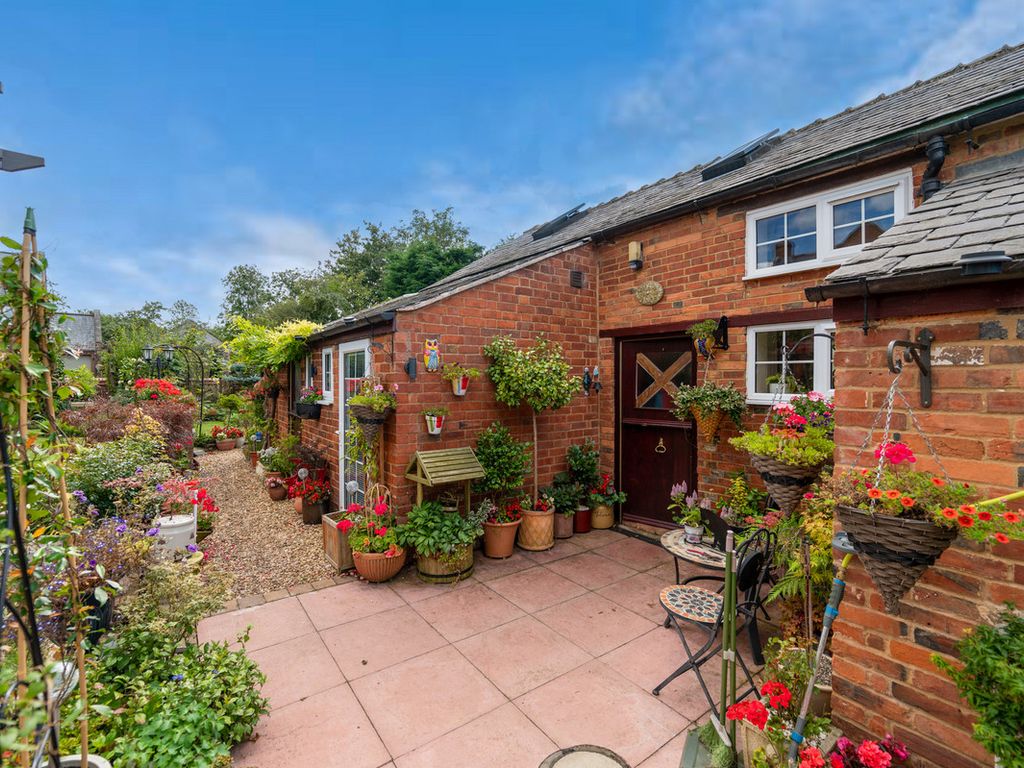 3 bed barn conversion for sale in Daventry Road Barby Rugby, West