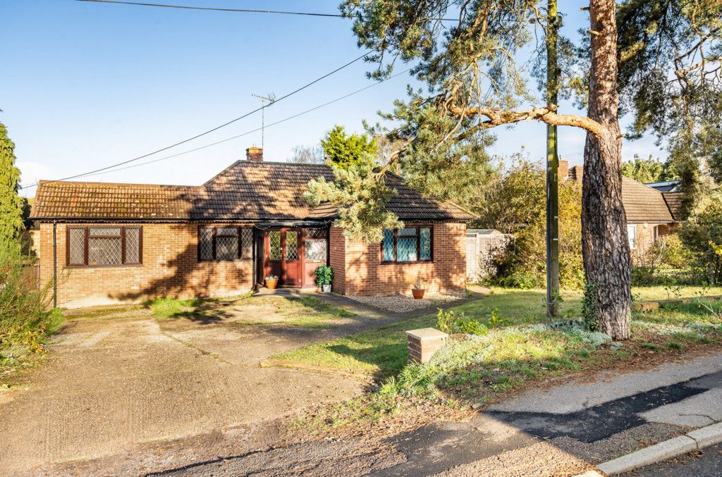 3 bed bungalow for sale in Clayhill Road, Burghfield Common, Reading