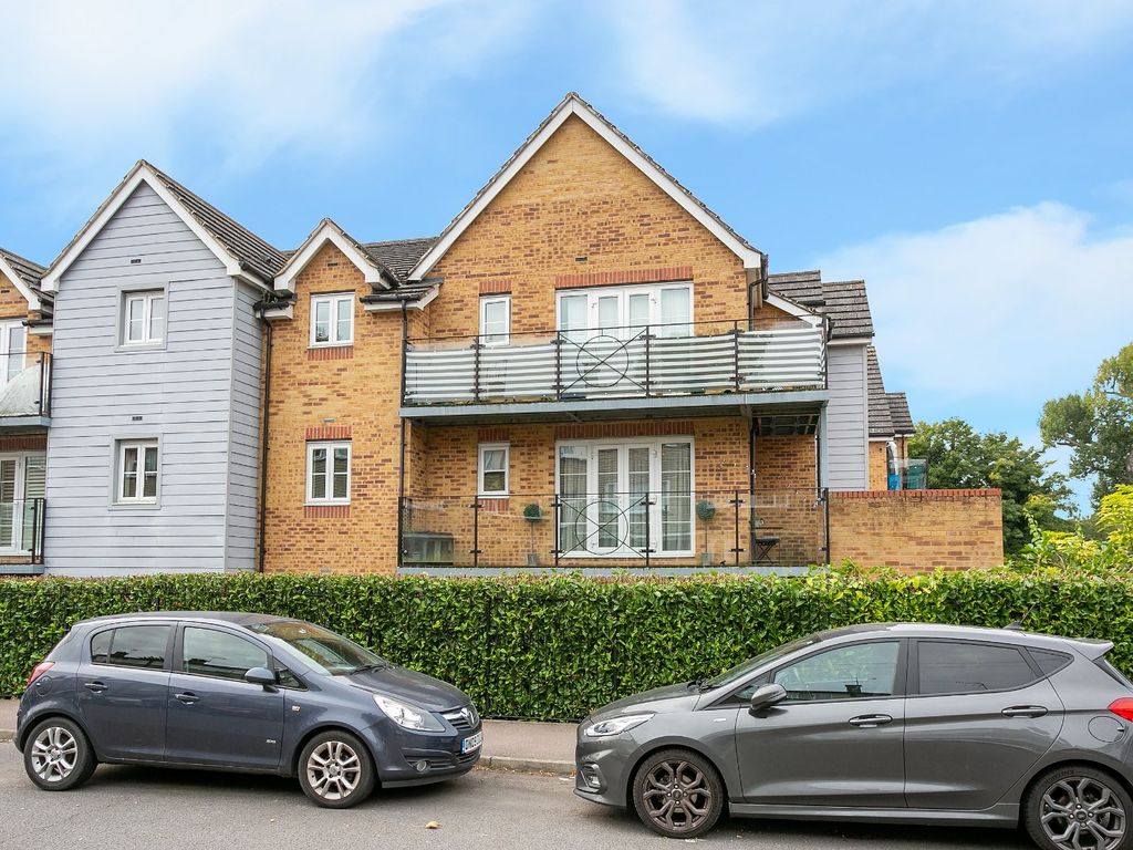 2 bed flat for sale in Willow Court, Ebberns Road, Hemel Hempstead