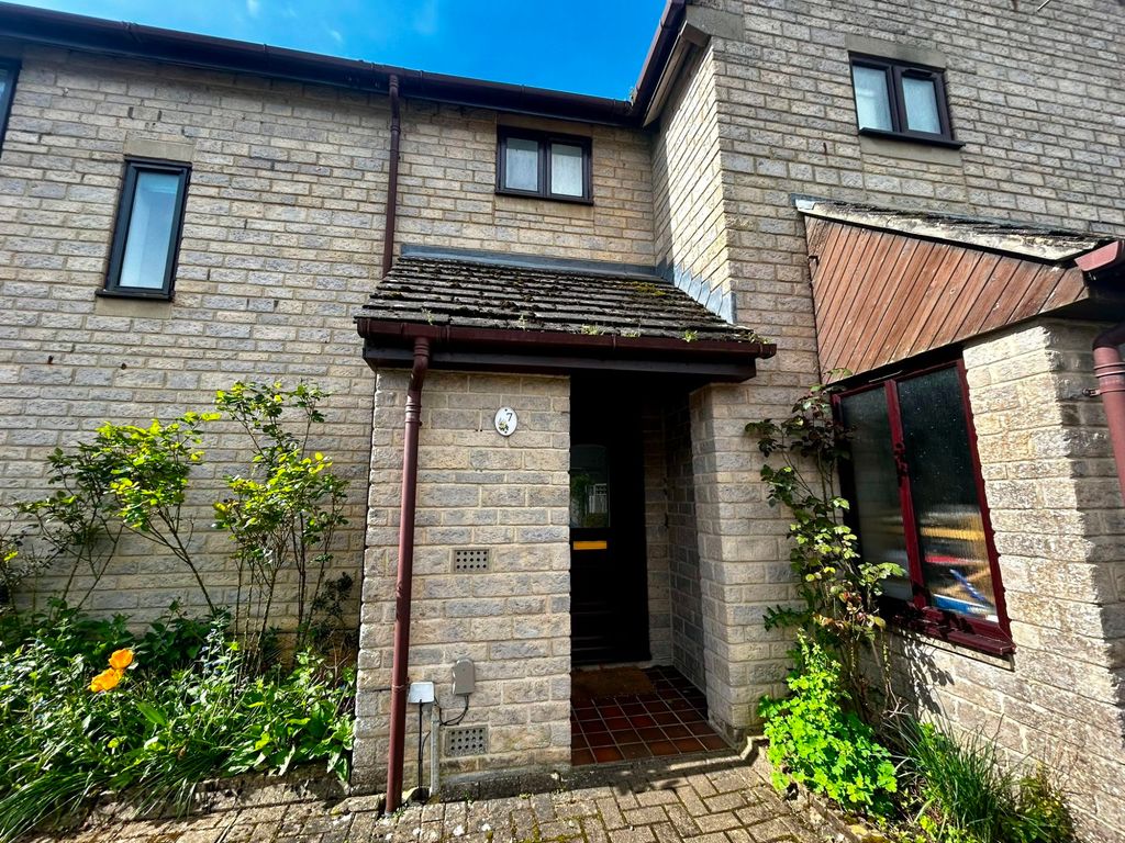 3 bed terraced house to rent in Priory Close, Cirencester GL7, £1,300