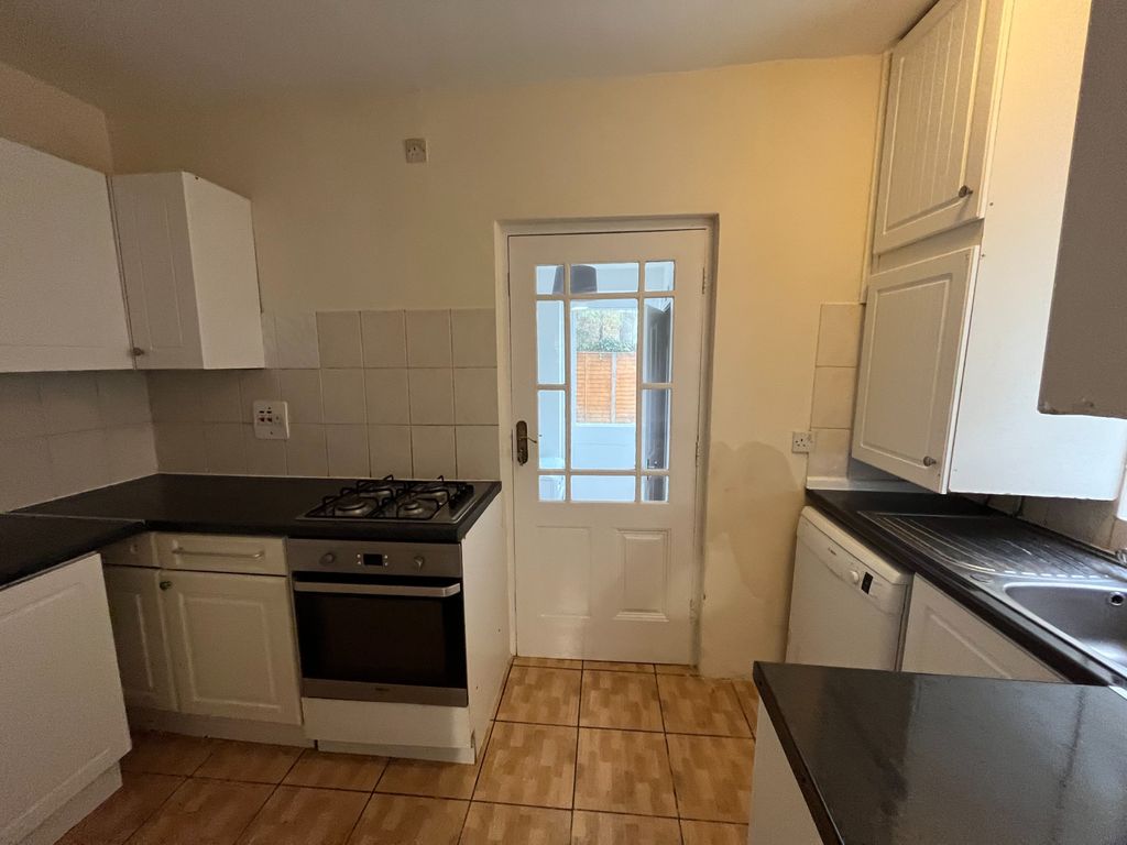 5 bed flat to rent in Fillians Rd, Catford, London SE6, £900 pcm Zoopla