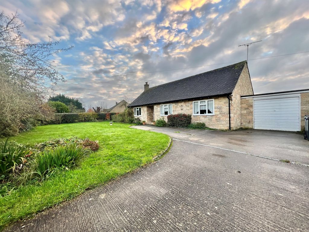 3 bed detached bungalow for sale in West Street, Kington Magna