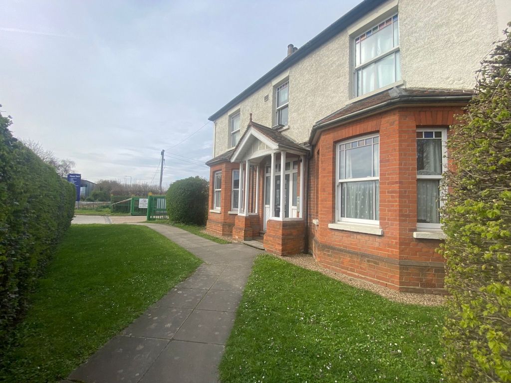 Studio to rent in Bedsit Manor Farm, Poyle Road, Colnbrook SL3 Zoopla
