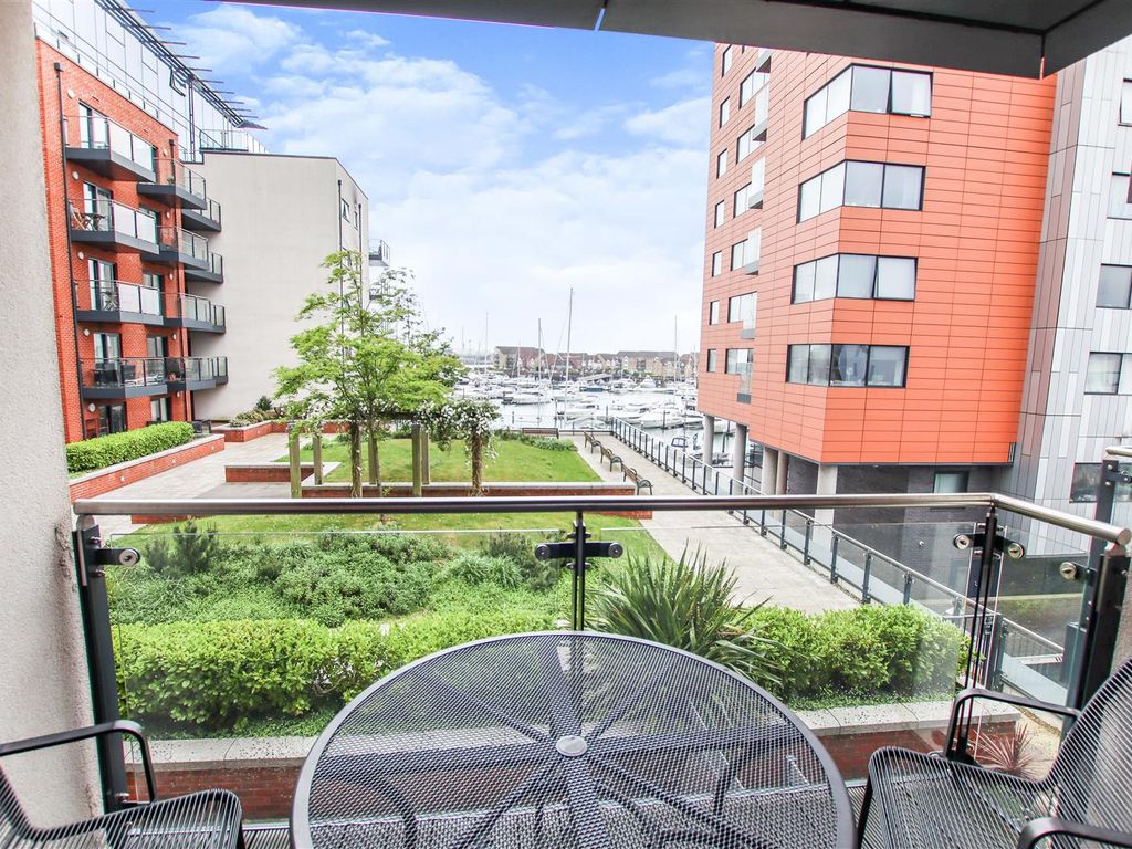 2 bed flat for sale in Ocean Way, Ocean Village, Southampton SO14, £