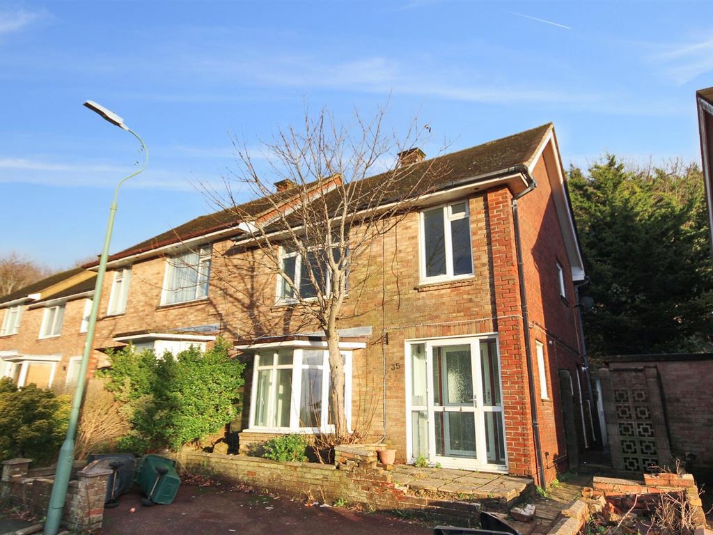 3 bed semidetached house to rent in Chichester Close, Hove BN3, £1,895