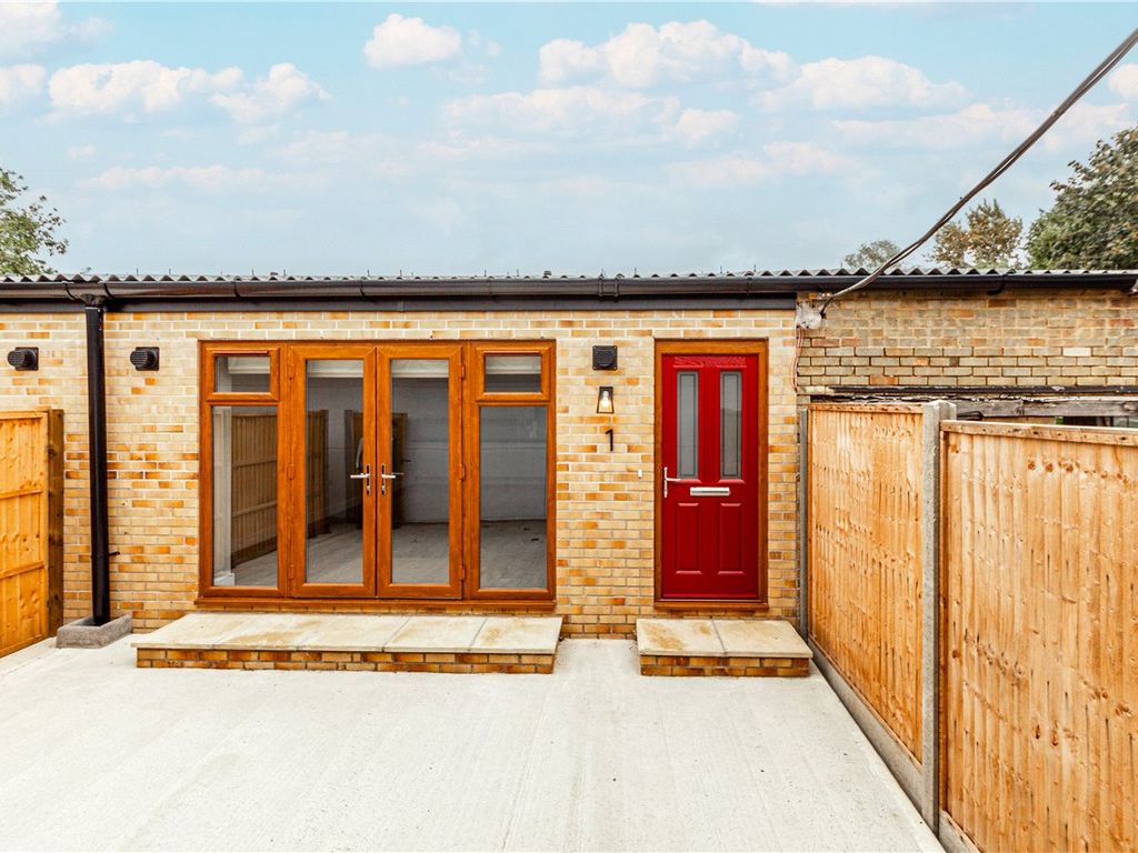 2 bed bungalow to rent in Bucks Hill Farm, Kings Langley, Hertfordshire