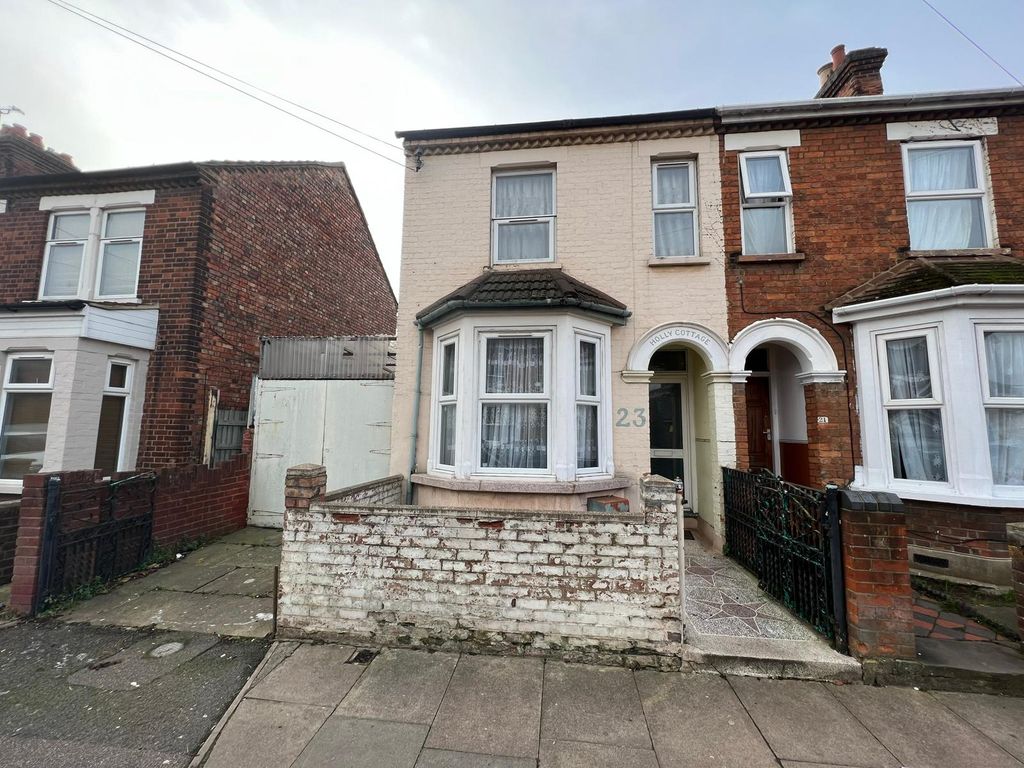 3 bed semidetached house for sale in Sandhurst Road, Bedford MK42 Zoopla