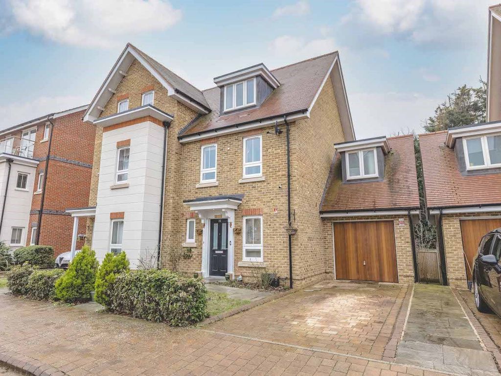 3 bed semidetached house for sale in Brambling Way, Maidenhead SL6