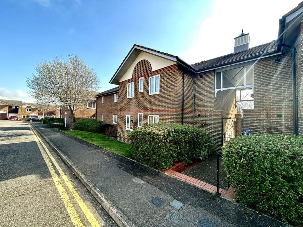 2 bed flat for sale in Port Rise, Chatham ME4 Zoopla