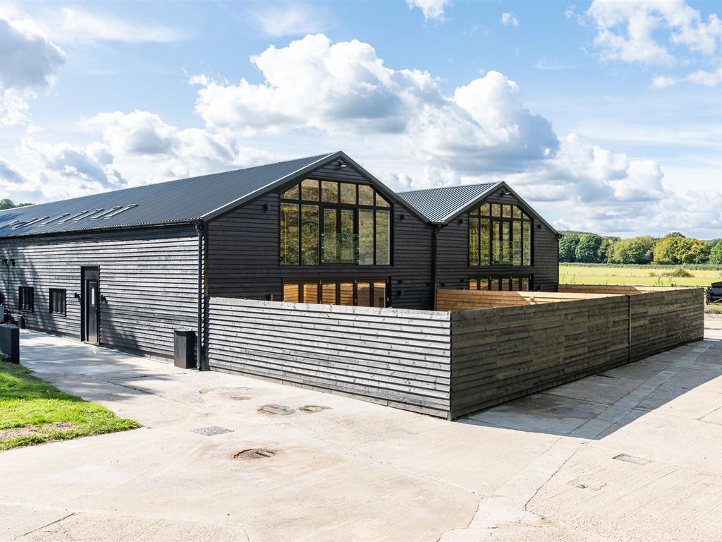 2 bed flat to rent in Meadow, Holy Cross Hill, Broxbourne EN10, £2,100