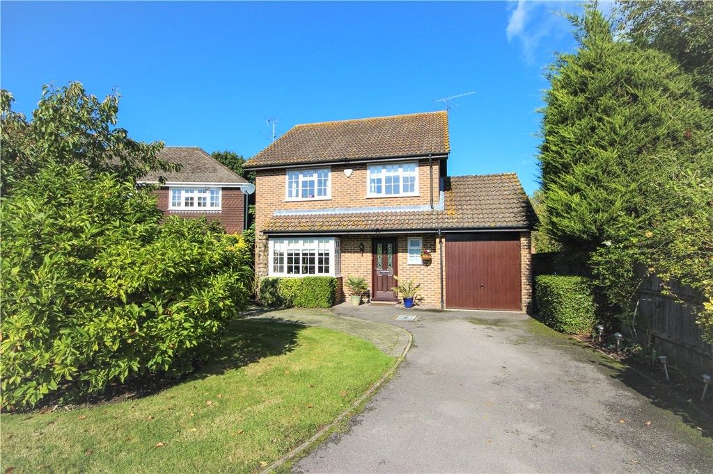 4 bed detached house to rent in Swan Way, Church Crookham, Fleet