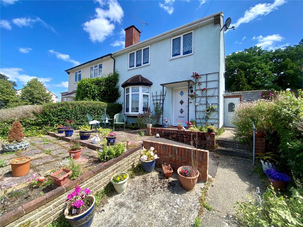 3 bed semidetached house for sale in Willow Crescent, Farnborough