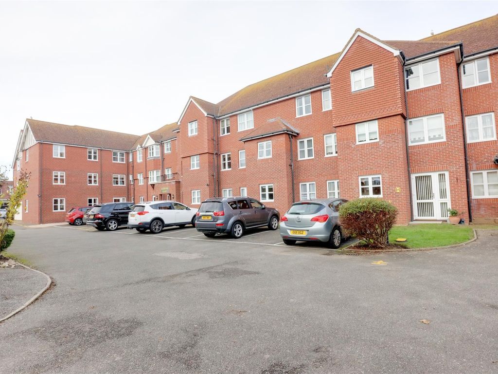 2 bed flat for sale in Connaught Avenue, FrintonOnSea CO13, £115,000
