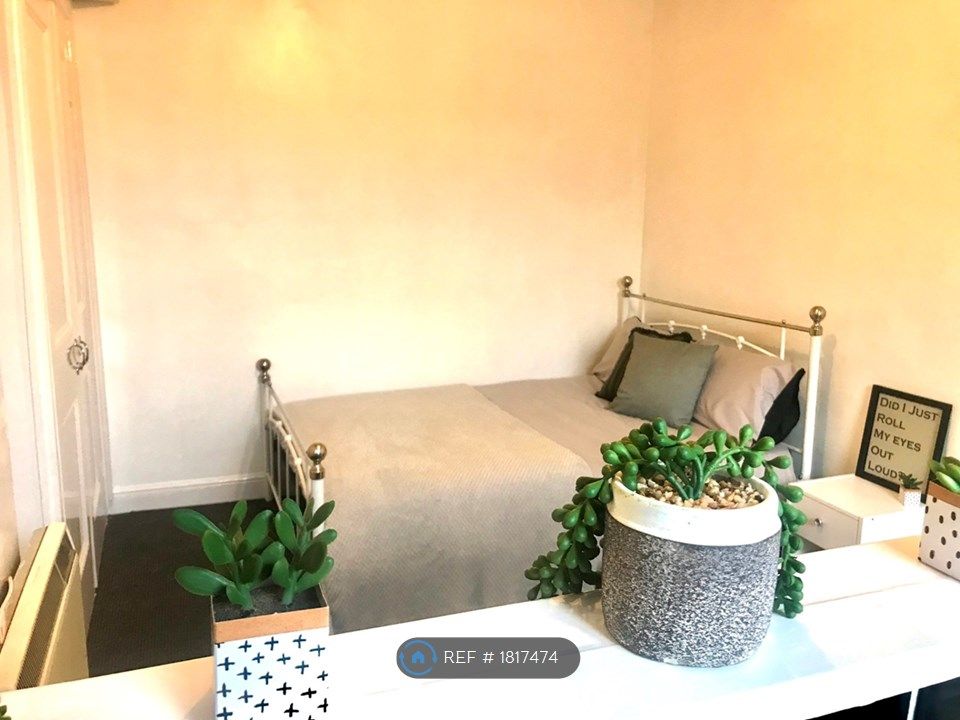 Studio to rent in Beeston, Leeds LS11, £425 pcm Zoopla