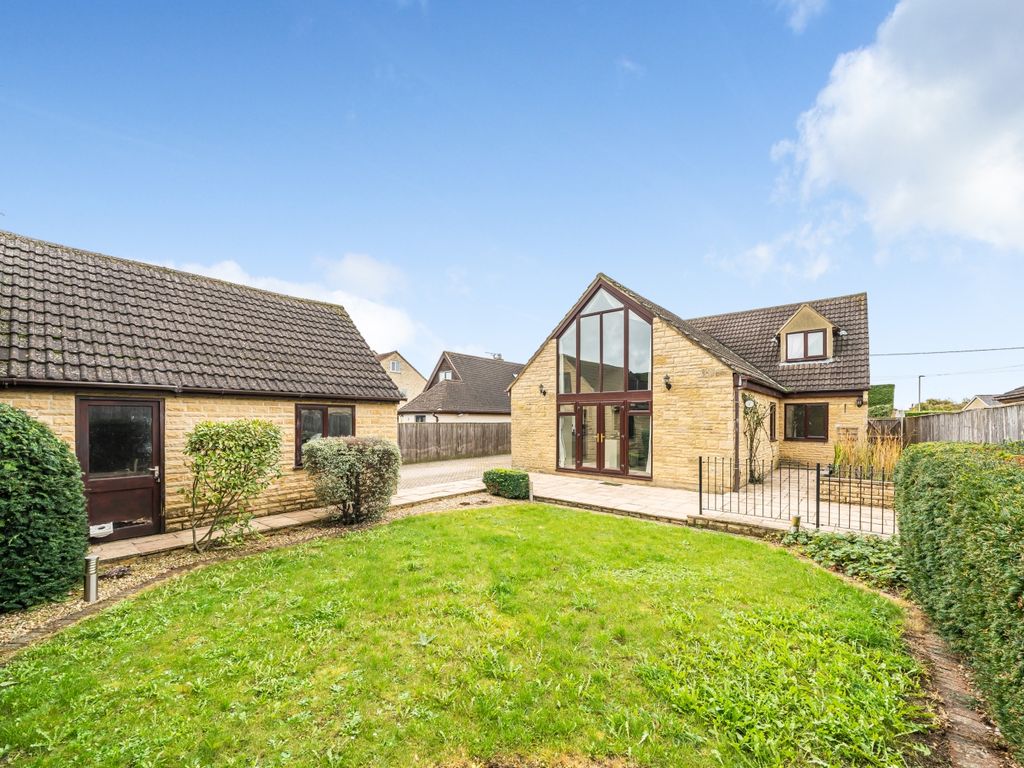 4 bed detached house for sale in Swinbrook Road, Carterton, Oxfordshire