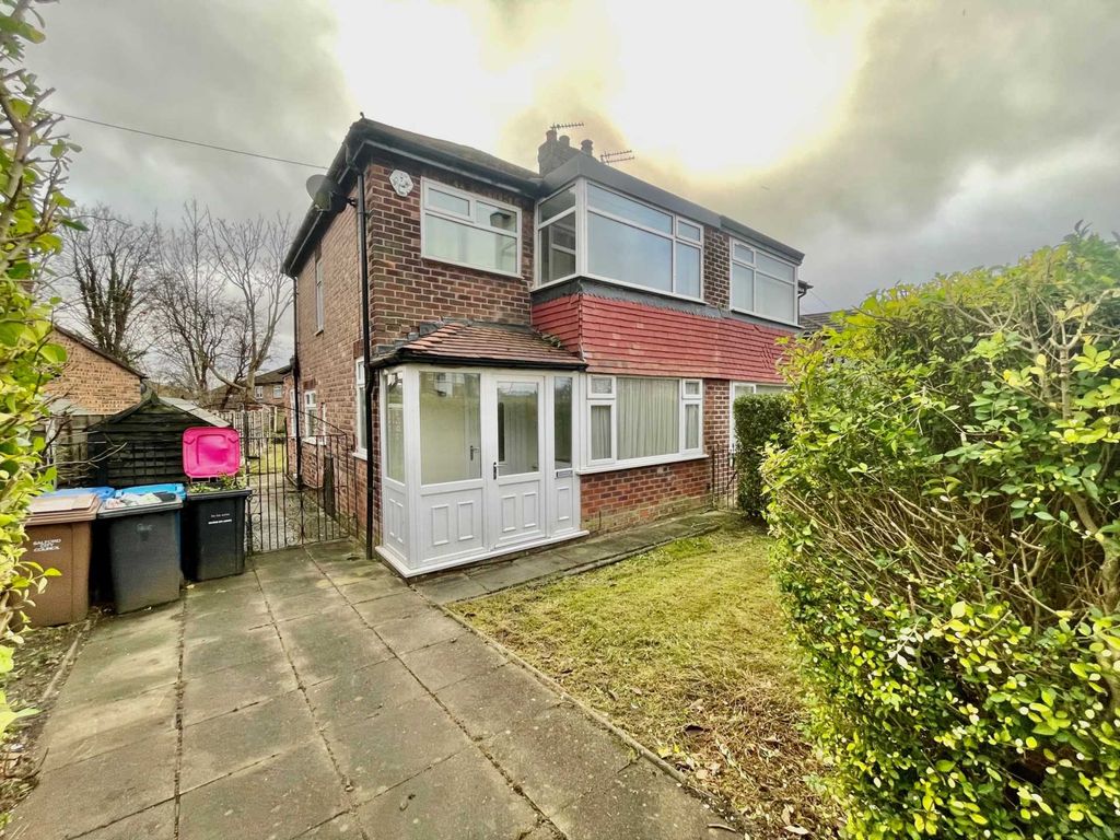 3 bed semidetached house to rent in Castlewood Road, Salford M7, £