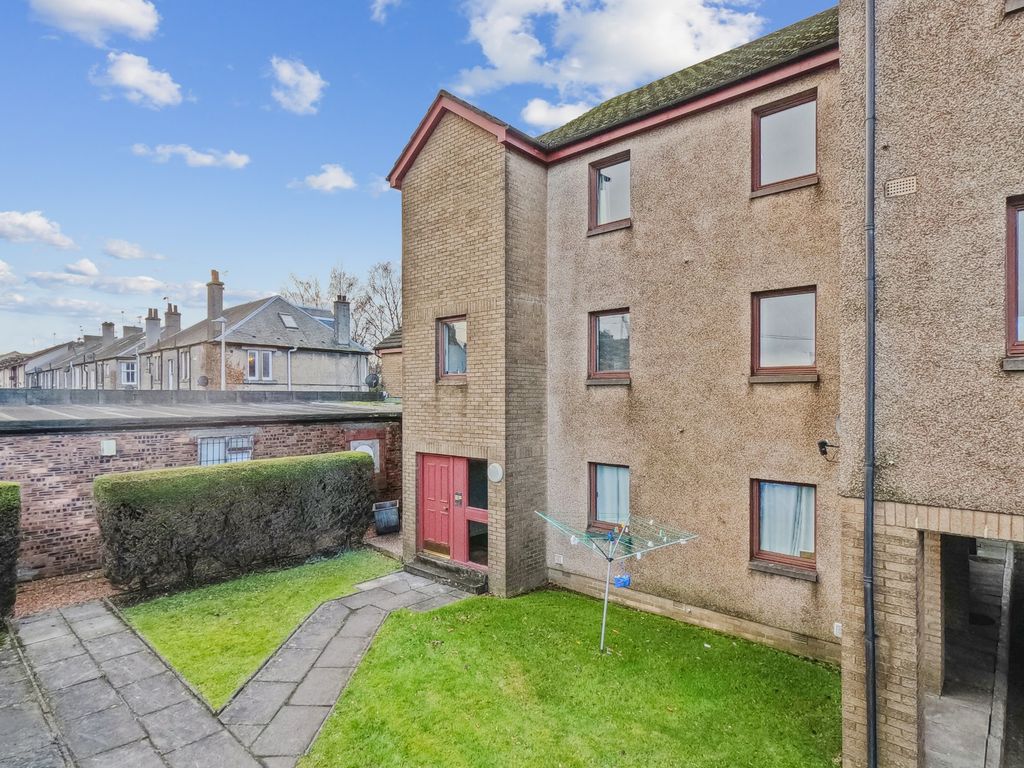 2 bed flat for sale in Forth Court, Stirling, Stirlingshire FK8, £