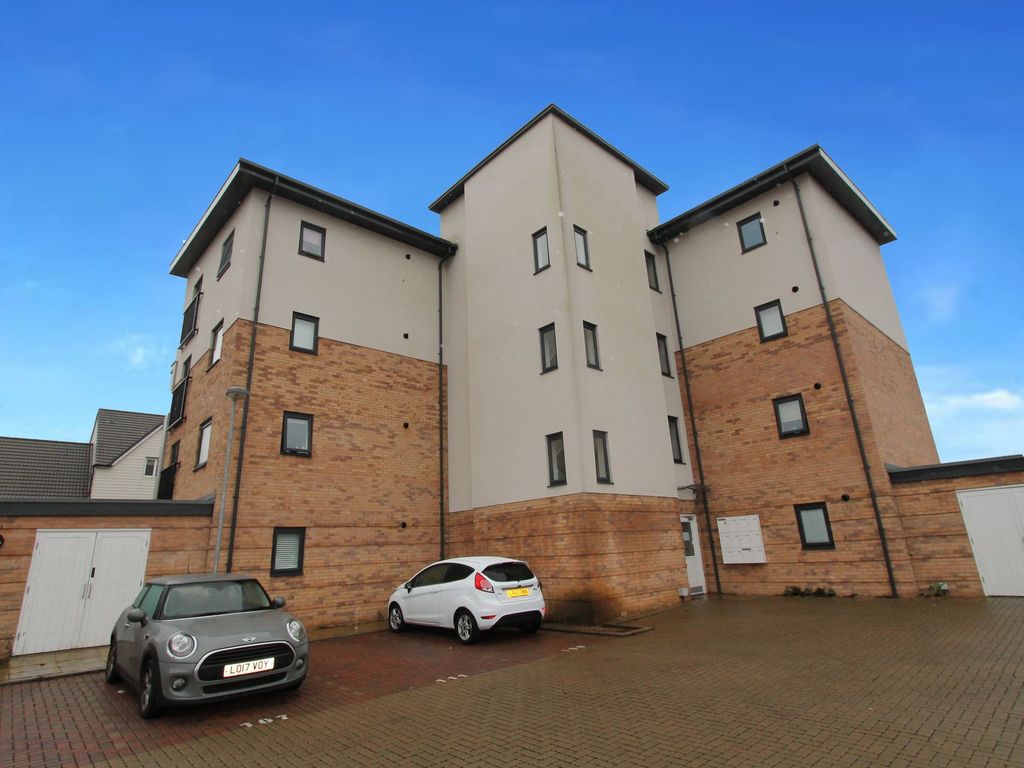 2 bed flat for sale in Sovereign Place, Hatfield AL9, £265,000 Zoopla