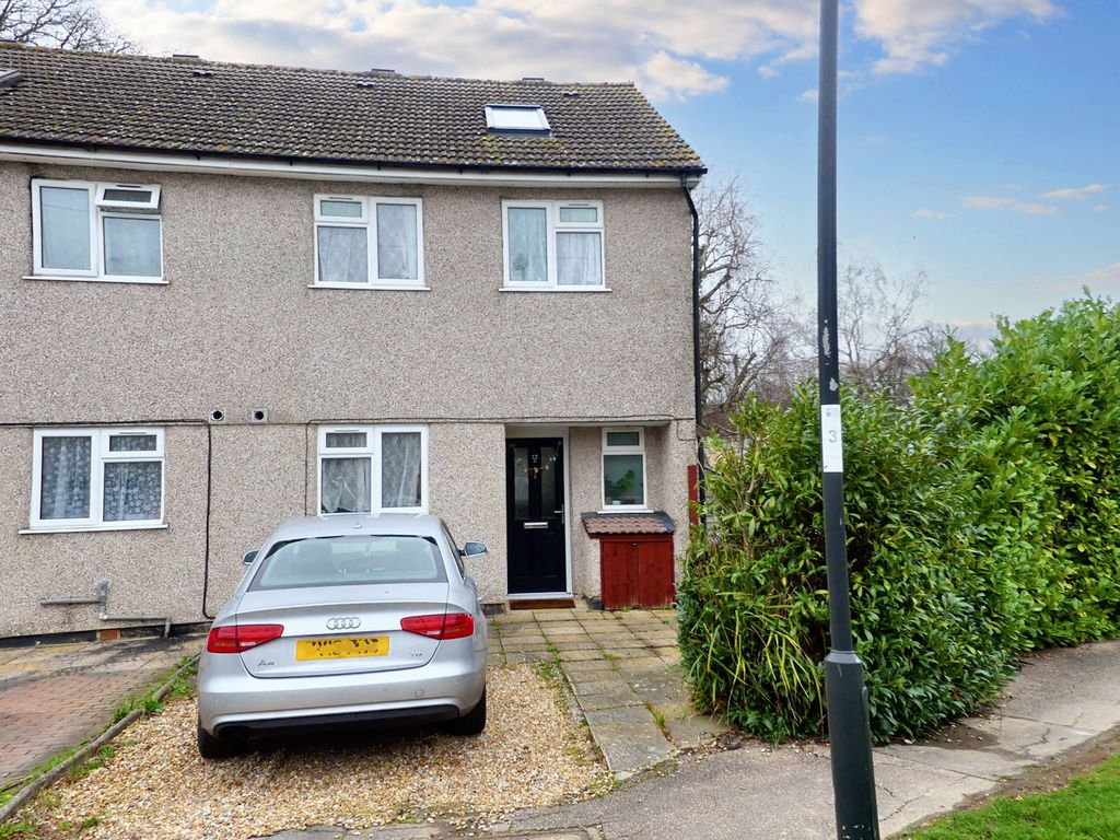4 bed end terrace house to rent in Cloverlands, Crawley RH10, £1,750