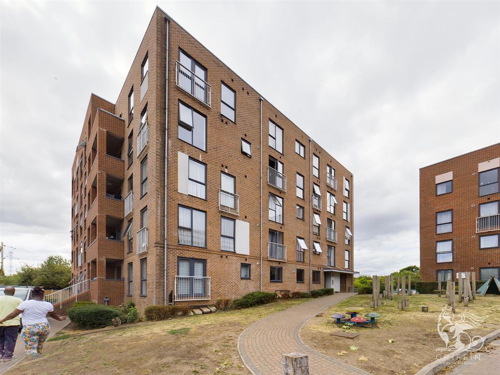 2 bed flat to rent in Draper Close, Grays RM20 Zoopla